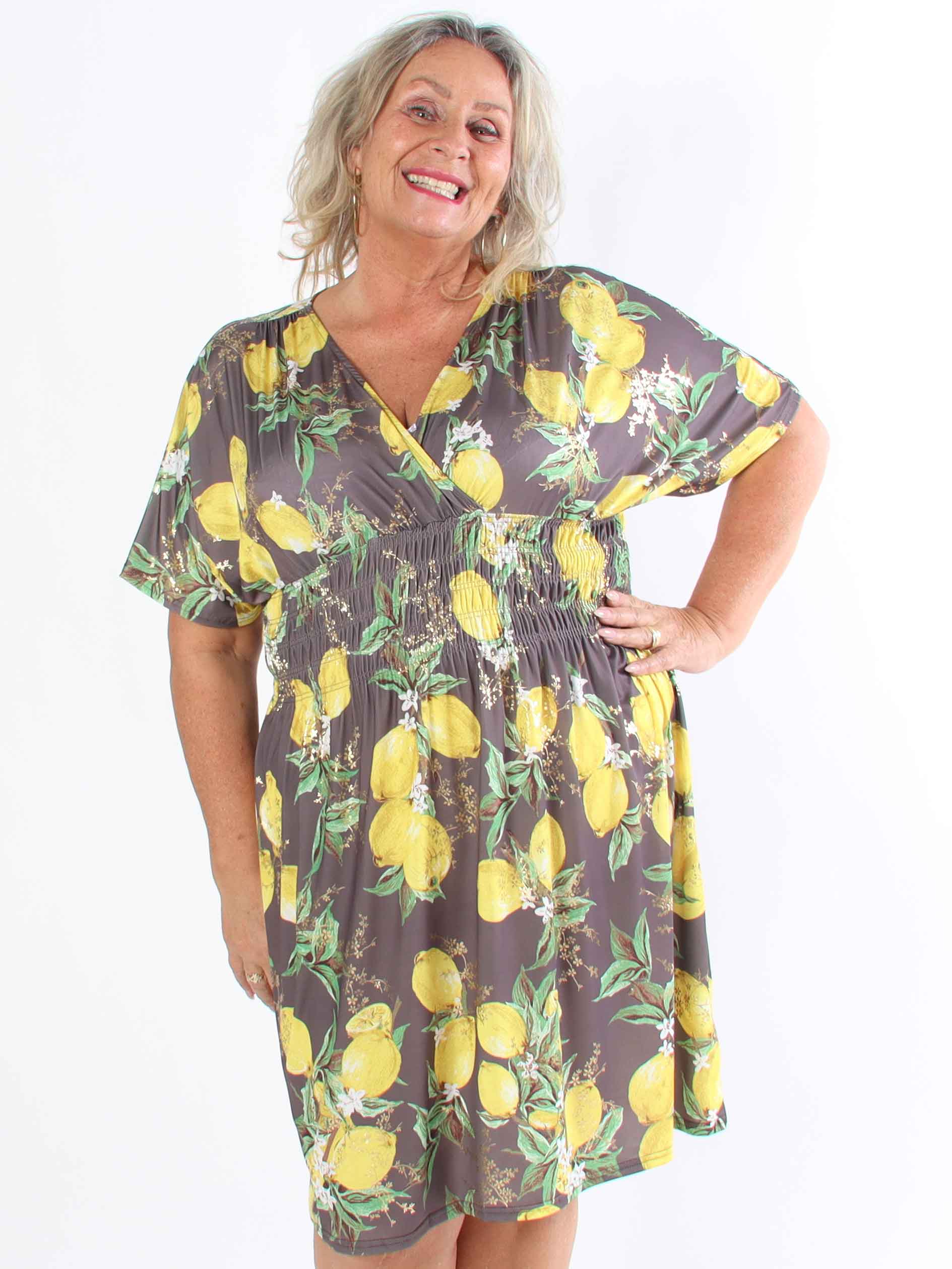Pams Lemon Short - Plus size-klänning med citroner och gulddetaljer